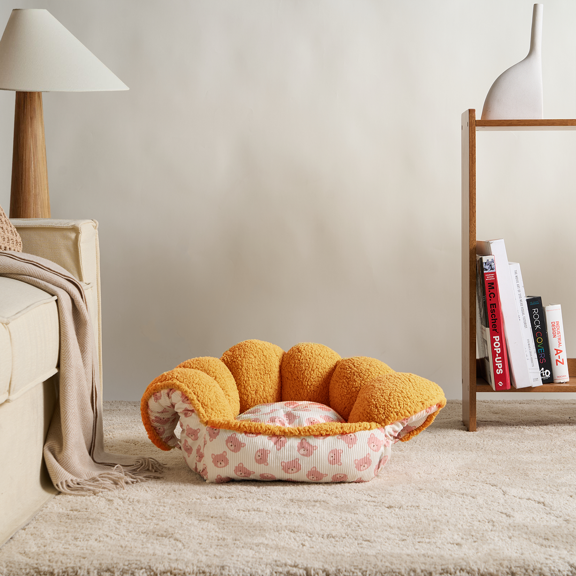 Katzenhöhle aus Plüsch in Orange, gemütlich, rund, auf Teppich im Wohnzimmer, modernes Design.