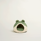 Grünes Frosch-Katzenbett aus Plüsch, gemütlich, Höhlenform, für Haustiere, dekorativ.