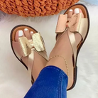 Damen-Sandalen in Roségold mit Schleifen-Design, bequem und stilvoll, ideal für Sommermode. Perfekt für Freizeit und elegante Anlässe.