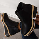 Schwarze Keilstiefeletten aus Leder mit Reißverschluss, rutschfester Sohle und modernem Design. Perfekt für stilvolle Herbst- und Winteroutfits.