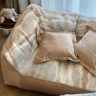Flauschiges Hundesofa in Beige, Polar Fleece, mit Kissen, gemütliches Haustierbett, modernes Design.