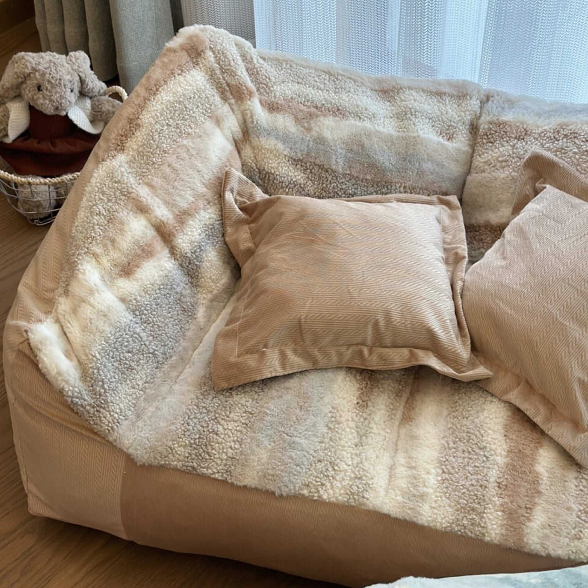 Flauschiges Hundesofa in Beige, Polar Fleece, mit Kissen, gemütliches Haustierbett, modernes Design.
