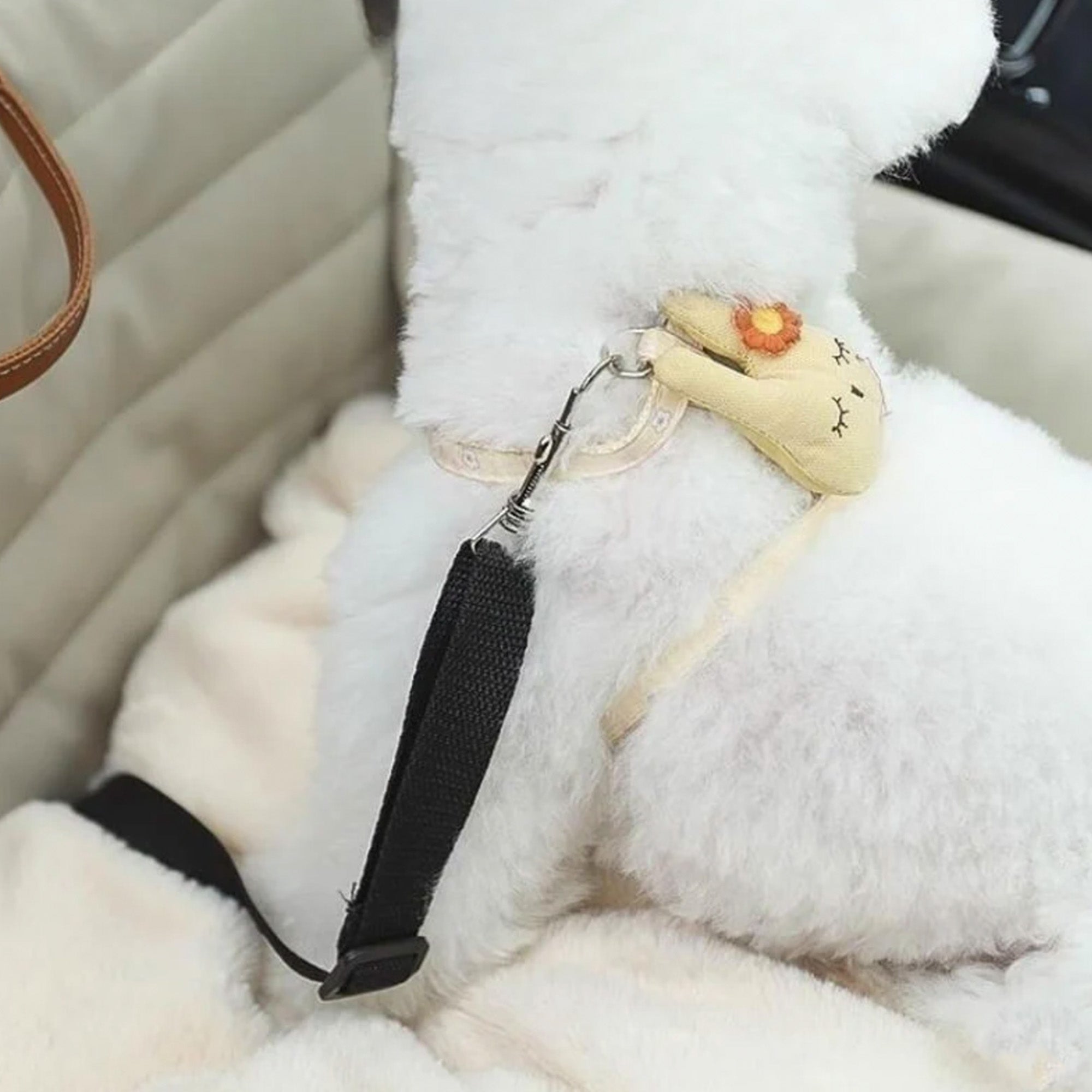 Hund im wasserdichten Kunstleder-Autositzbett mit Sicherheitsgurt, beige, Autofahren.