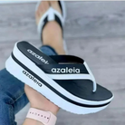 Schwarze Azaleia-Plateau-Sandale mit weißem Riemen, ideal für Sommermode. Bequeme Flip-Flops für Damen, trendige Schuhe mit hohem Absatz.