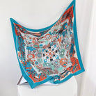 Buntes Seidentuch mit geometrischem Muster, blau-orange, luxuriöses Accessoire, quadratisch.