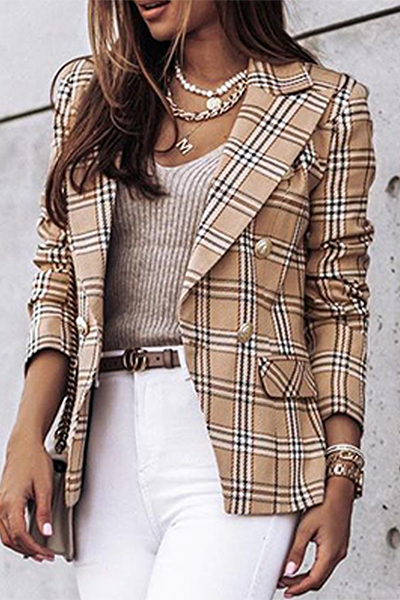 Damen Blazer kariert, beige-braun, modisch, elegant, doppelreihig, Herbstmode, Business-Look, stilvoll, zeitlos, hochwertig, Freizeitkleidung.