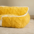 Gelbes Fleece-Haustierbett, weich, gemütlich, runde Form, ideal für Katzen und kleine Hunde.
