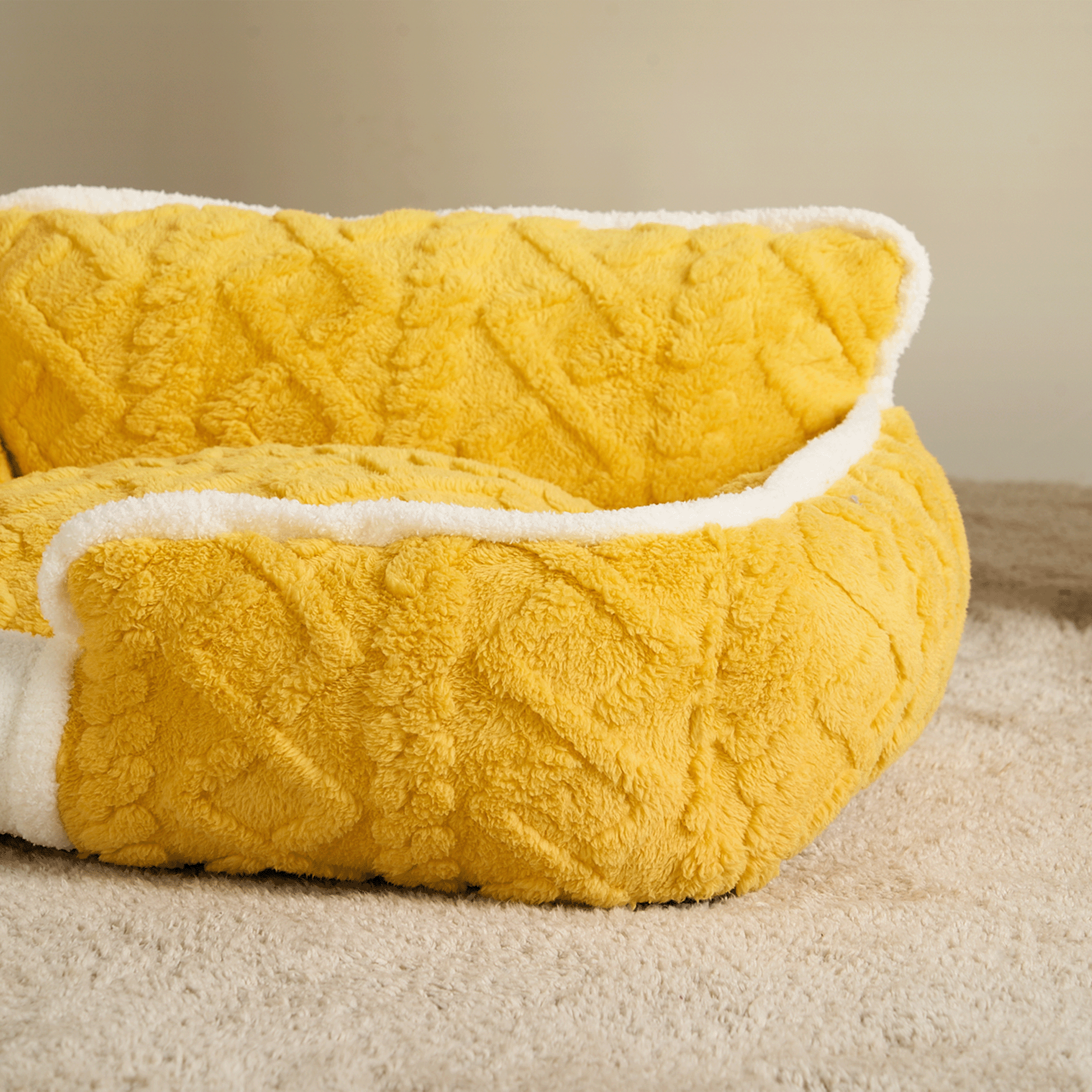 Gelbes Fleece-Haustierbett, weich, gemütlich, runde Form, ideal für Katzen und kleine Hunde.