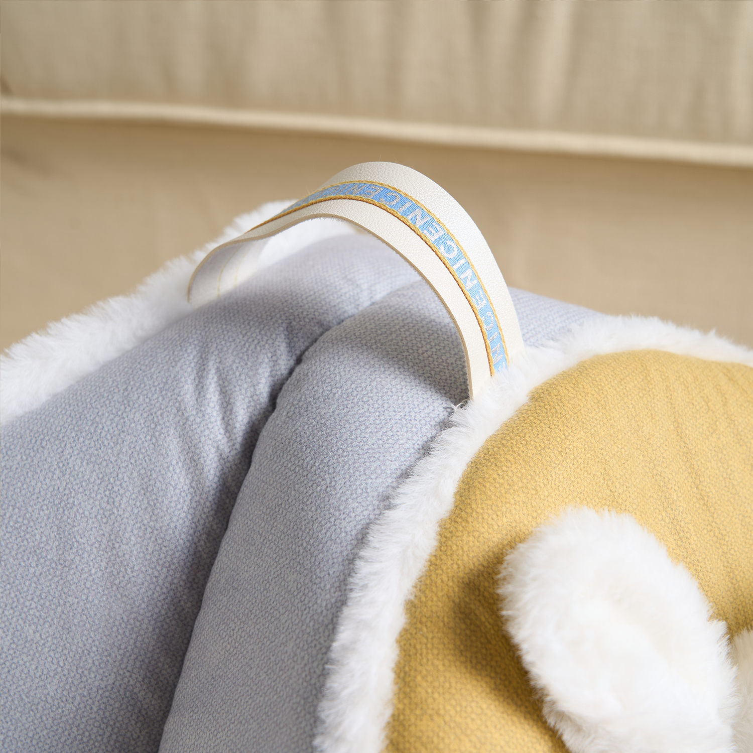 Katzenbett aus Stoff in Gelb und Grau mit Plüschrand, gemütlich und stilvoll für Haustiere.