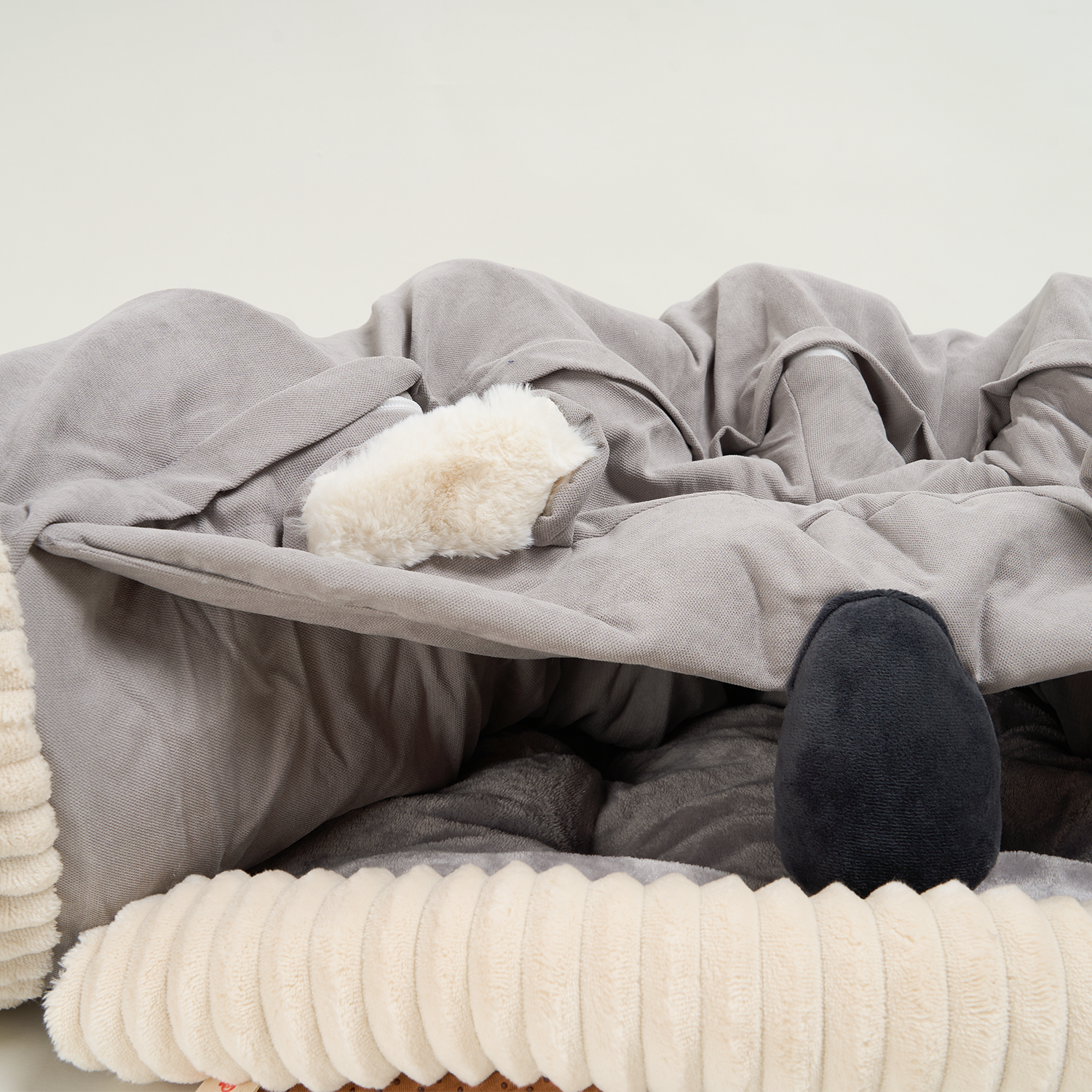 Graues 2-in-1 Katzenbett aus Plüsch, faltbar, mit weichem Innenfutter für Haustierkomfort.