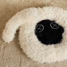 Katzenbett aus Plüsch in Schafform, beige, gemütlich, für Haustiere, modernes Design.
