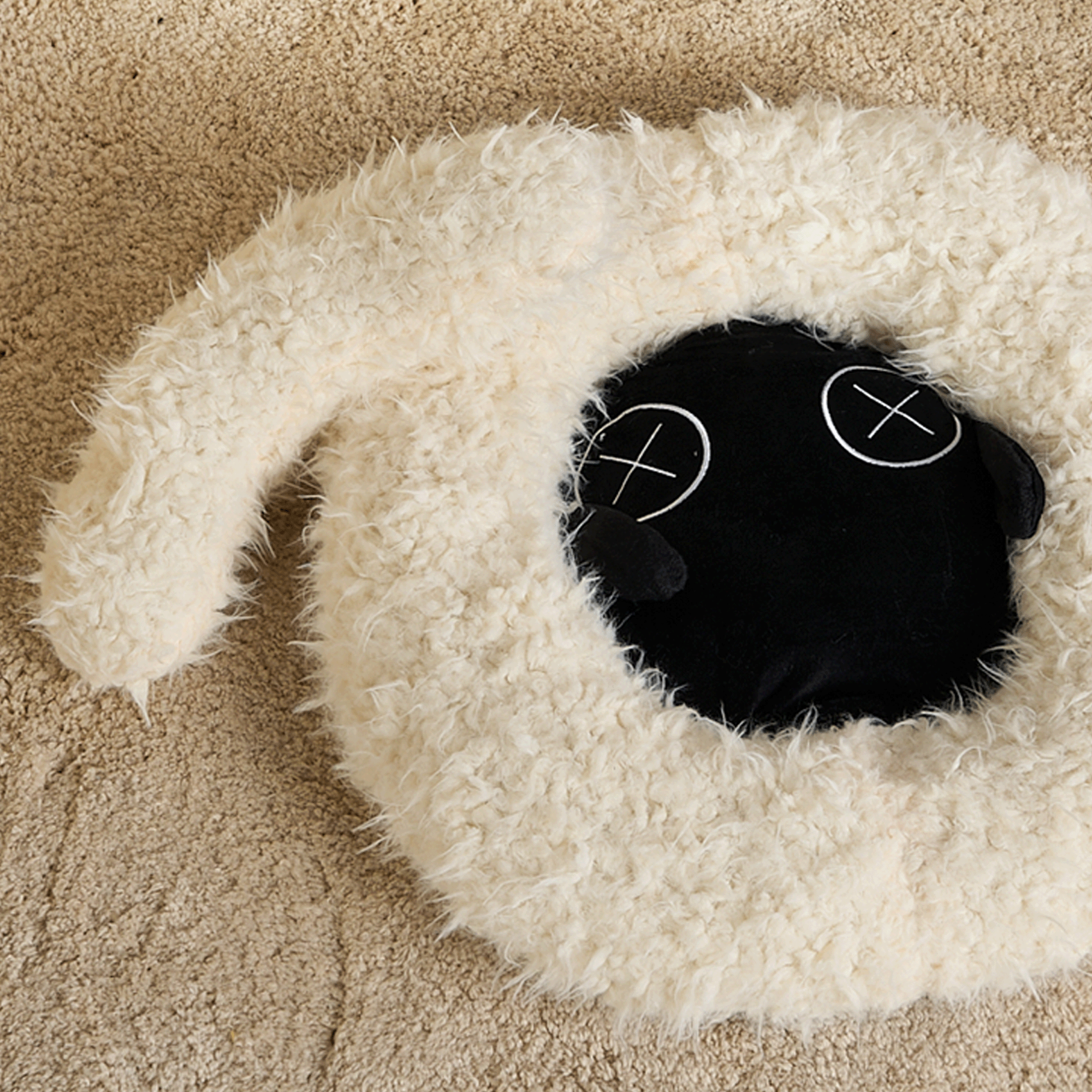 Katzenbett aus Plüsch in Schafform, beige, gemütlich, für Haustiere, modernes Design.