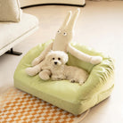 Hund auf grünem Leder-Sofa-Bett mit Plüschspielzeug, Haustiermöbel, bequem, stilvoll.