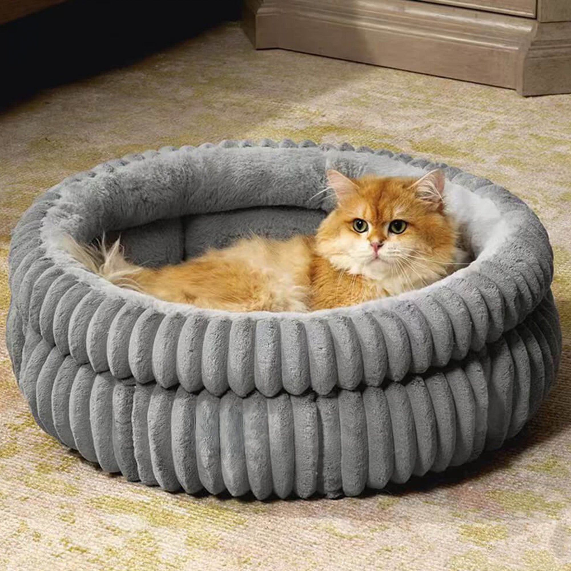 Graues, rundes Katzenbett aus Samtimitat, ideal für Haustiere, gemütlich und stilvoll.