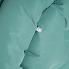 Grünes Katzenbett aus Stoff, gepolstert, gemütlich, für Haustiere, modernes Design.