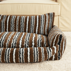 Gestreiftes Haustiersofa mit Kissen, braun-weiß, gemütlich, modernes Design, Wohnzimmermöbel.