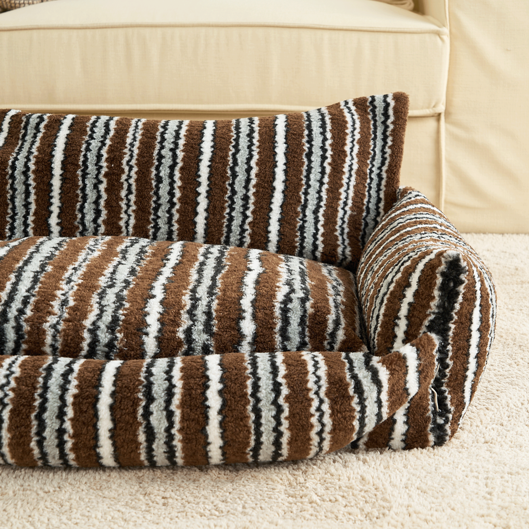 Gestreiftes Haustiersofa mit Kissen, braun-weiß, gemütlich, modernes Design, Wohnzimmermöbel.