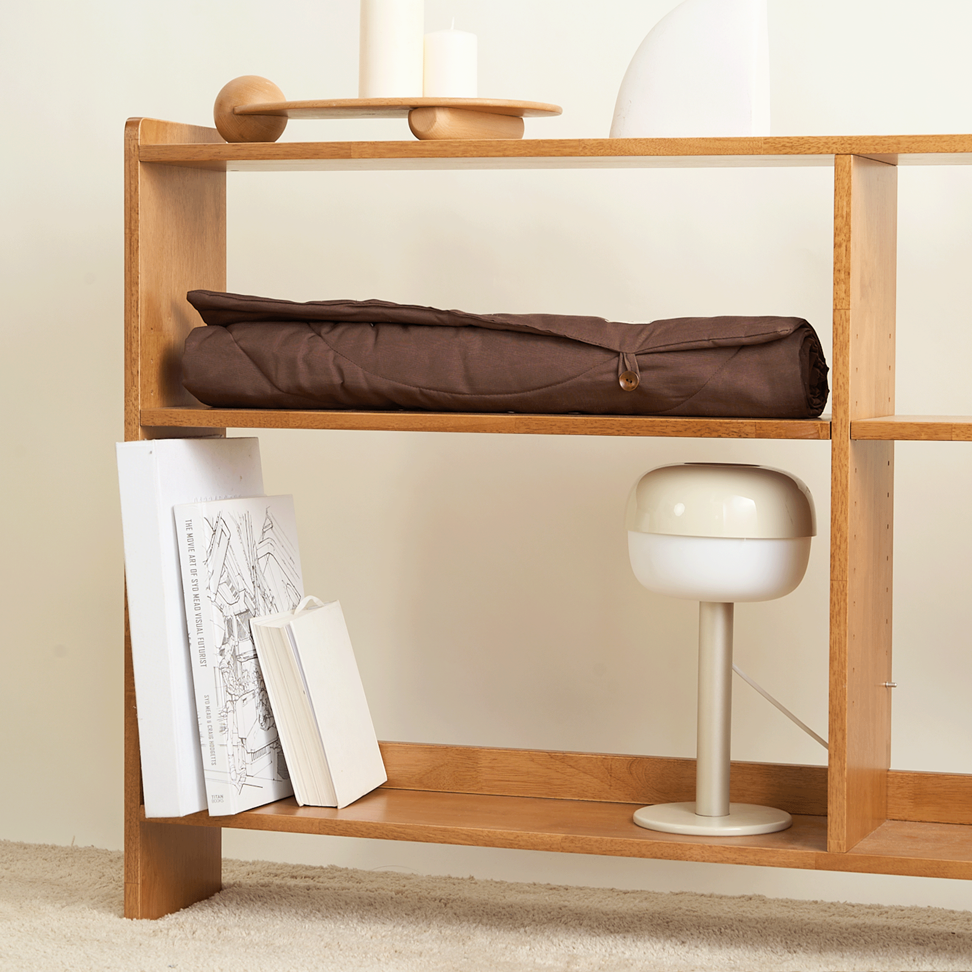 Braune Nomad Haustiermatte auf Holzregal, modernes Design, Heimdekoration, minimalistisch.