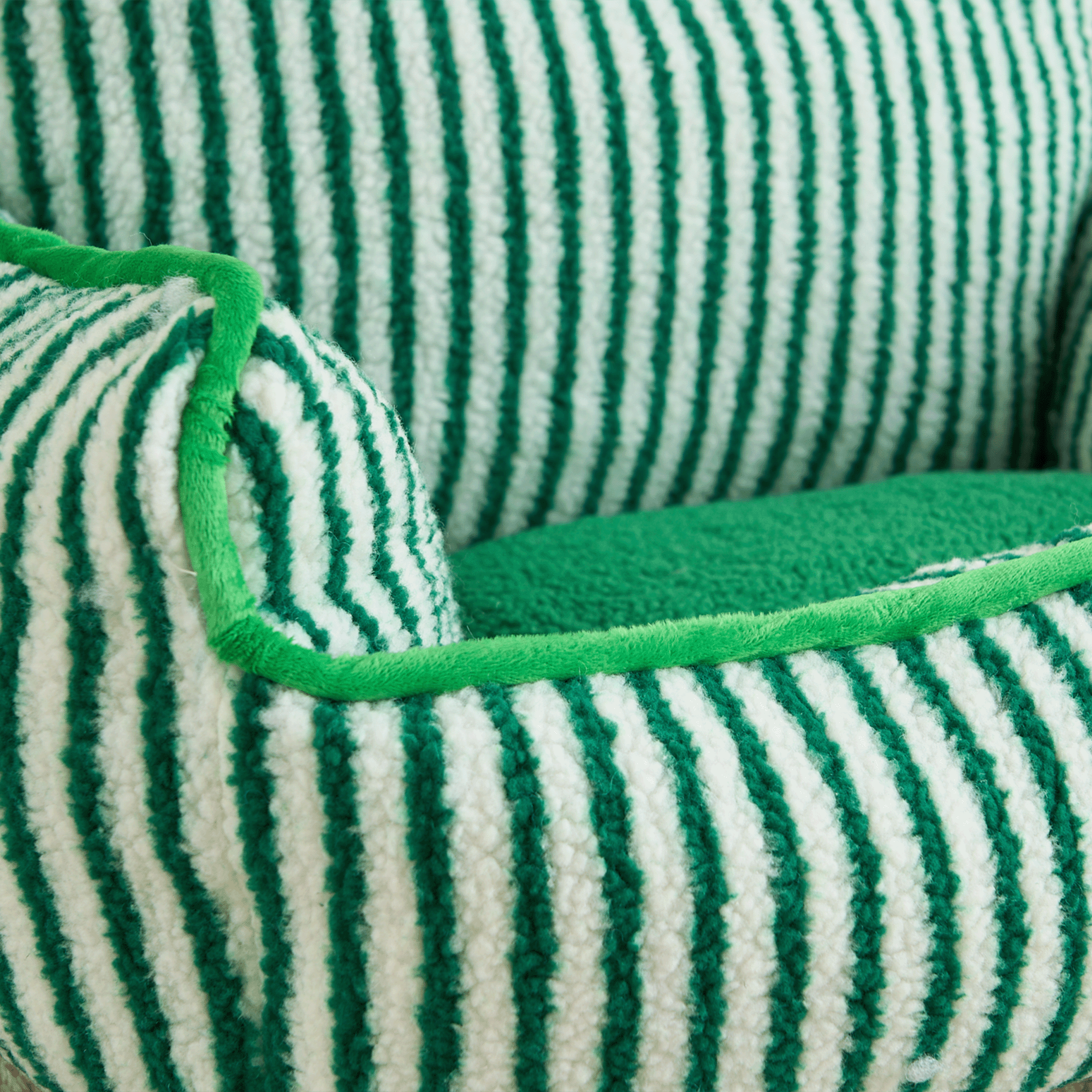Grün-weiß gestreiftes Haustiersofa, gemütlich, Plüschmaterial, ideal für Hunde und Katzen.