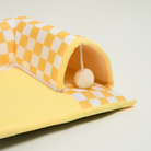 Gelber Katzentunnel mit kariertem Muster, Plüschball, Spielzeug, Haustierbedarf, Rückzugsort.