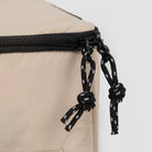 Beige wasserdichter Katzenrucksack mit schwarzem Reißverschluss, ideal für Reisen.