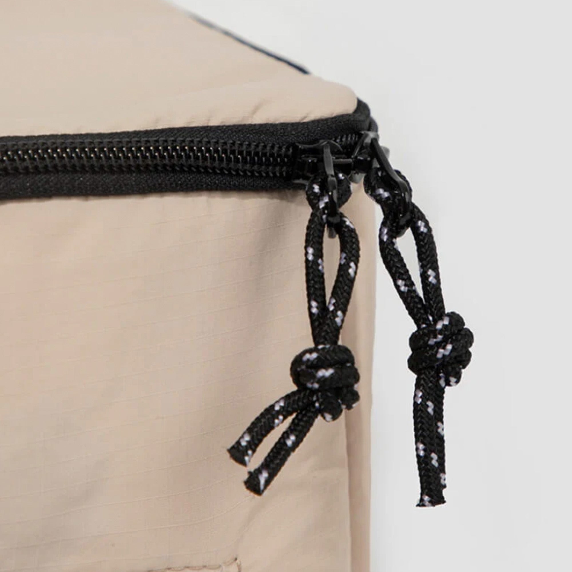 Beige wasserdichter Katzenrucksack mit schwarzem Reißverschluss, ideal für Reisen.