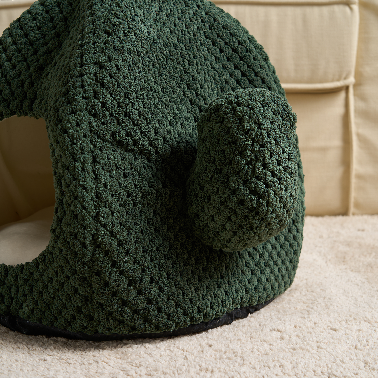 Grünes Katzenbett aus Strick, igelförmig, gemütlich, für Haustiere, modernes Design.