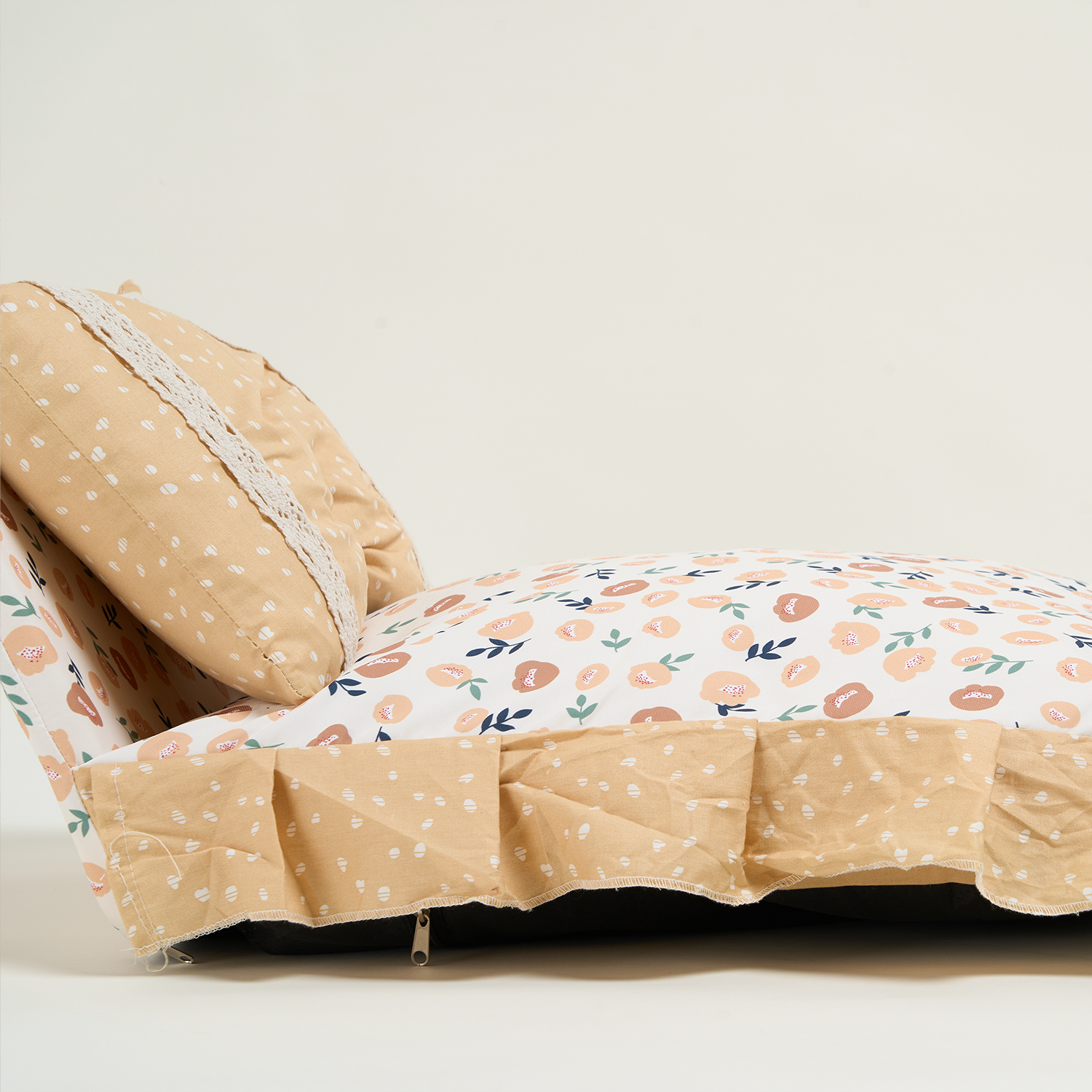 Luxuriöses Haustierbett mit Blumenmuster, beige und weiß, gemütlich und stilvoll.