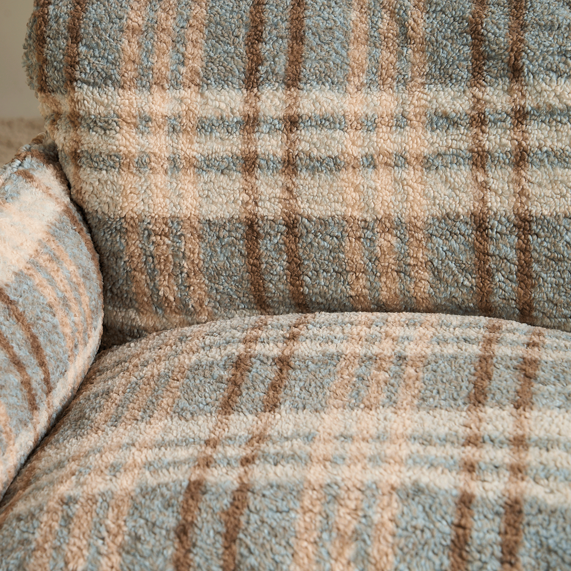 Plaid Sofabezug aus weichem Bouclé-Stoff in Blau und Beige, gemütliches Design für Wohnzimmer.