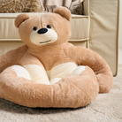 Kuscheliges Bären-Katzenbett, braun, Plüsch, gemütlich, Haustierbett, Wohnzimmer, Sofa-Hintergrund.