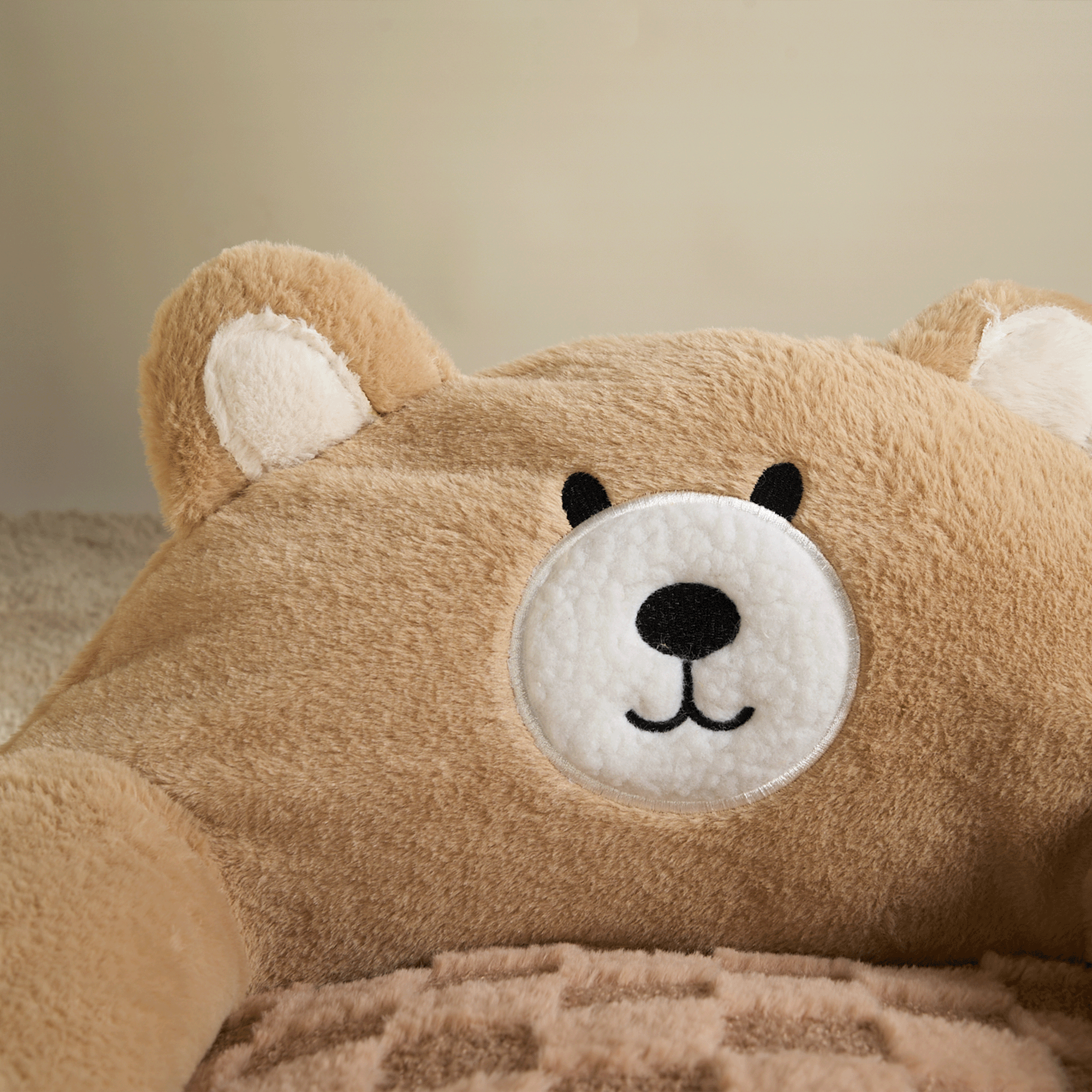 Plüschiges Bärenkissen, beige, weich, gemütlich, ideal für Kinderzimmer, dekoratives Sofa-Accessoire.