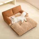 Braunes Cord-Sofa-Haustierbett mit hoher Rückenlehne, weiße Katze liegend, gemütlich und geräumig.