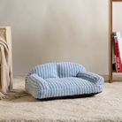 Gestreiftes blaues Haustiersofa, weicher Stoff, gemütlich, ideal für kleine Hunde oder Katzen.