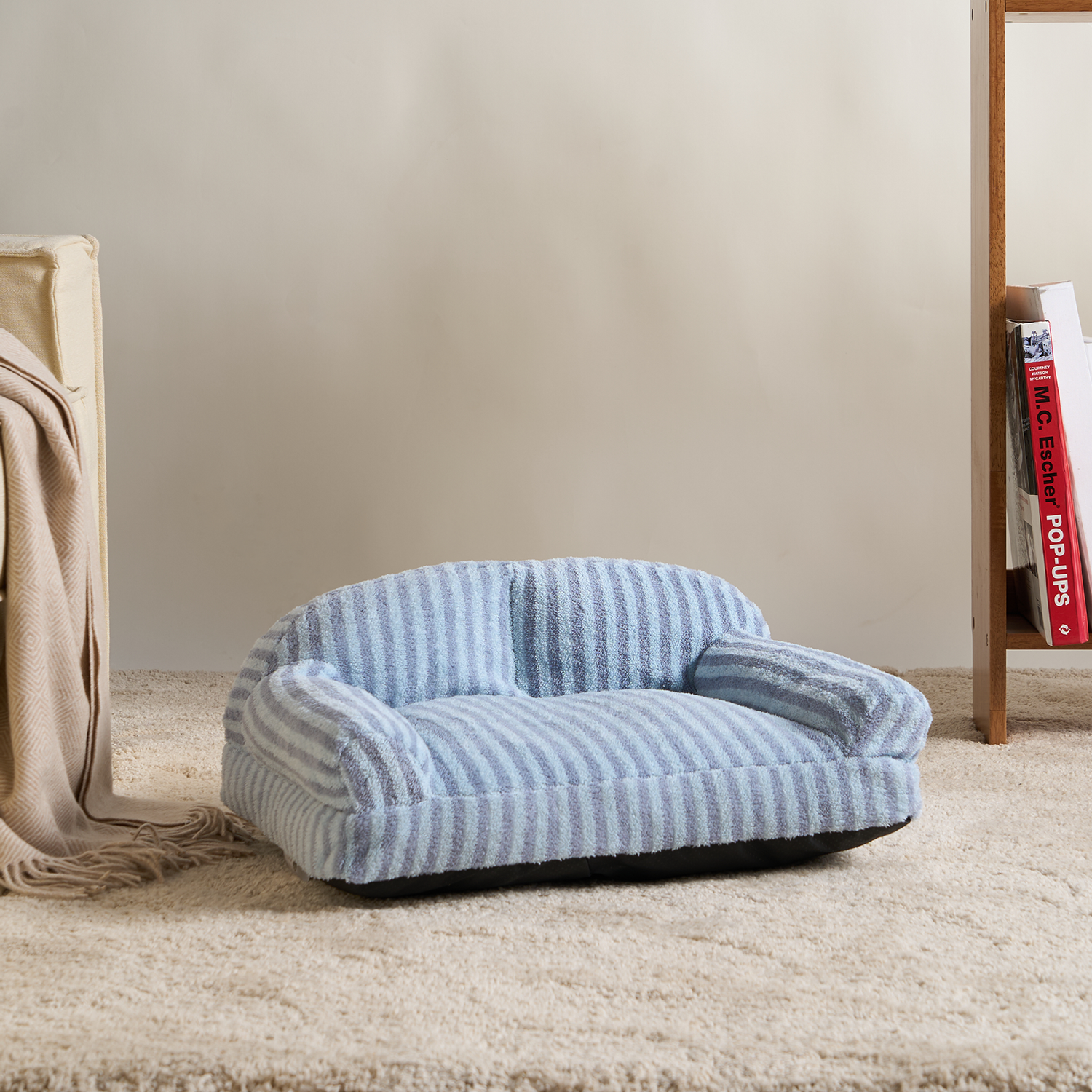 Gestreiftes blaues Haustiersofa, weicher Stoff, gemütlich, ideal für kleine Hunde oder Katzen.