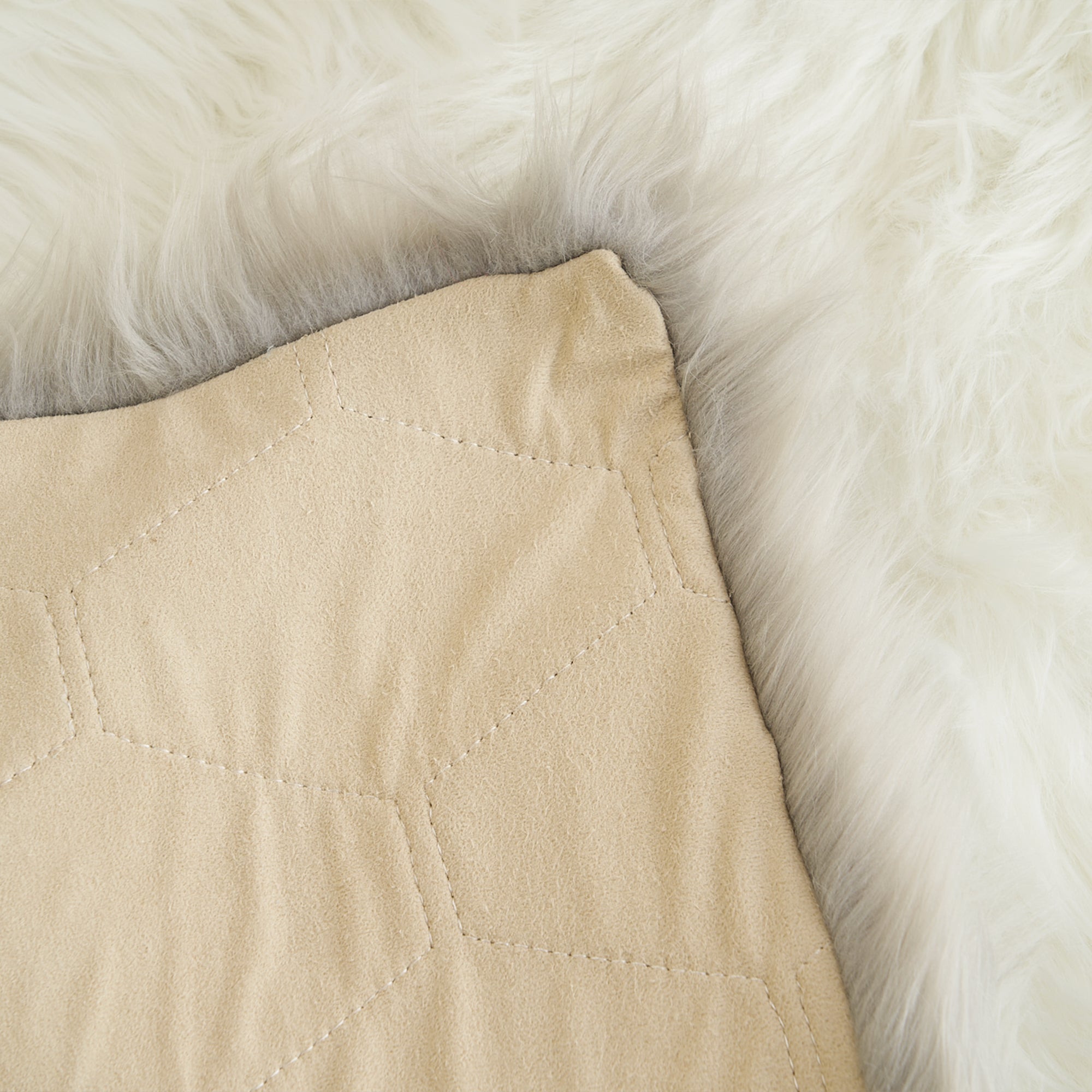 Beige Haustiermatte aus Plüsch, weiches Material, rutschfest, ideal für Hunde und Katzen.