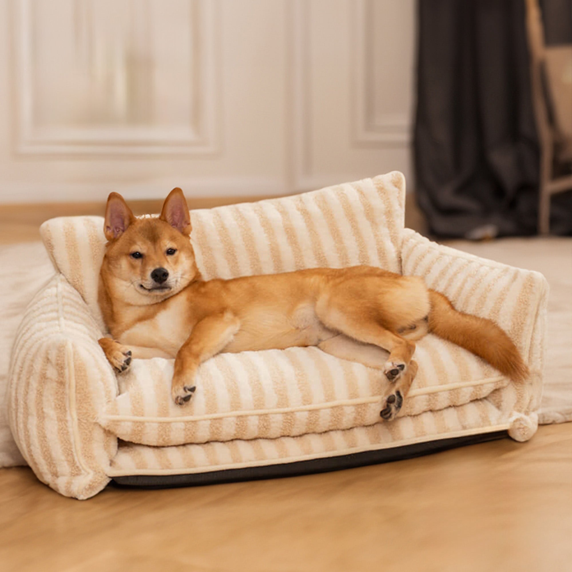 Gestreiftes Hundesofa aus Kunstlammwolle, beige, doppellagig, gemütlich, Wohnzimmer.