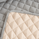 Wasserdichte Haustierdecke, beige und grau, gesteppter Sofabezug, schmutzabweisend.