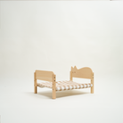 Holzbett für Katzen, natur, kariertes Kissen, modernes Design, Haustiermöbel, Katzenbett.