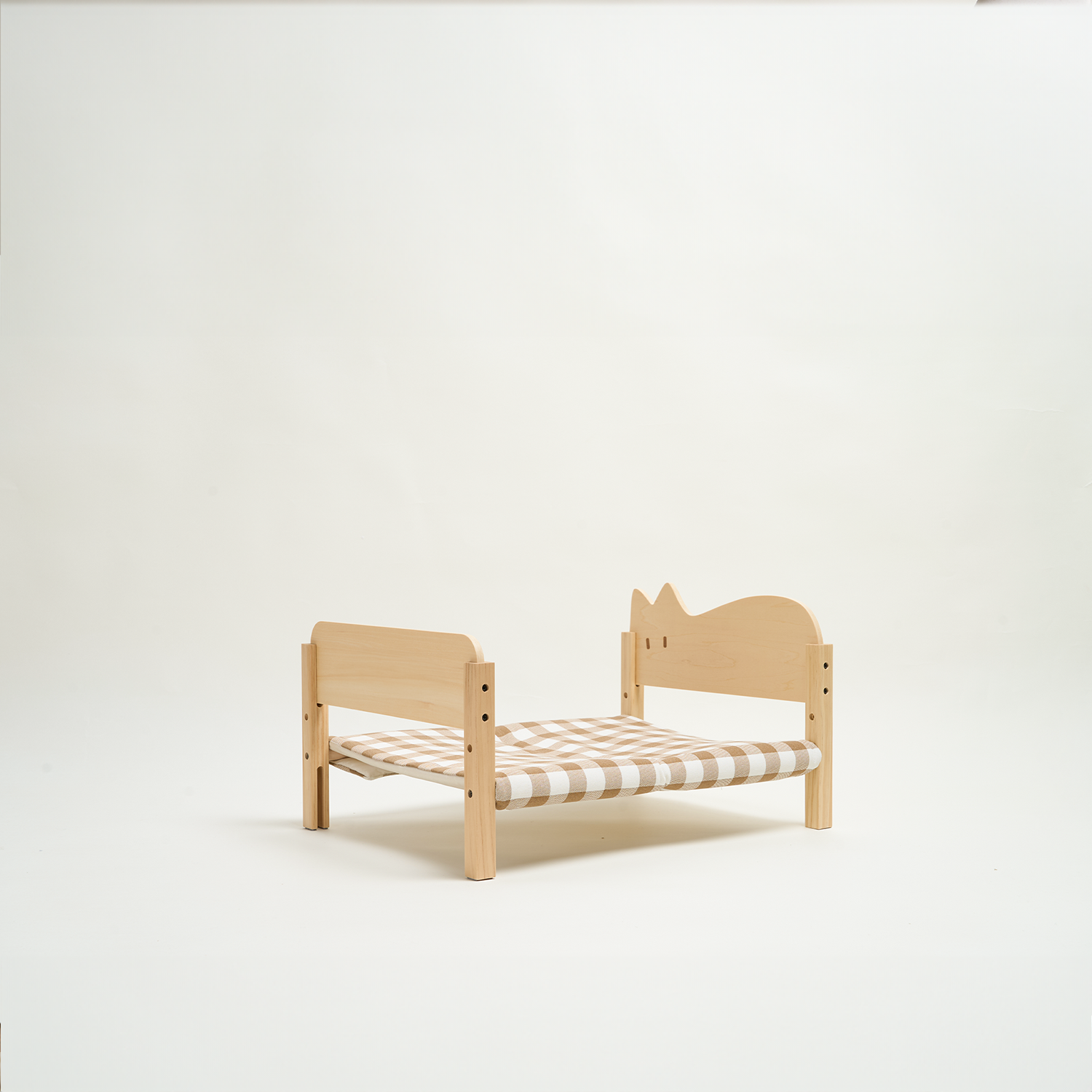 Holzbett für Katzen, natur, kariertes Kissen, modernes Design, Haustiermöbel, Katzenbett.