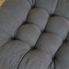 Graues, gepolstertes Tatami-Matte aus Stoff, Nahaufnahme, Zenpurr, bequem, modern.