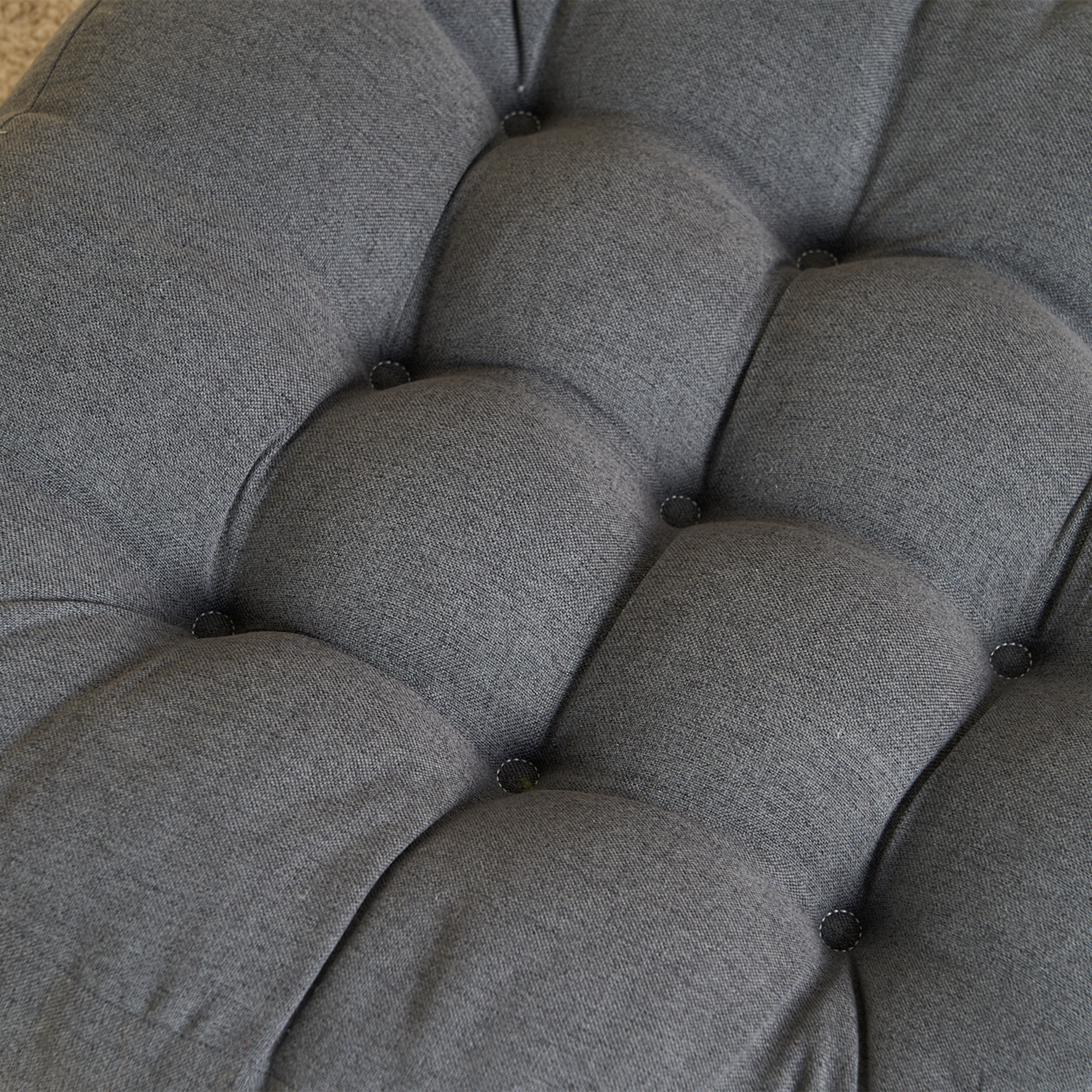 Graues, gepolstertes Tatami-Matte aus Stoff, Nahaufnahme, Zenpurr, bequem, modern.