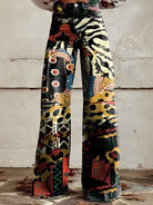 Bunte, gemusterte Schlaghose mit abstraktem Design, ideal für trendige Streetwear. Perfekt für modische Outfits und individuelle Styles.