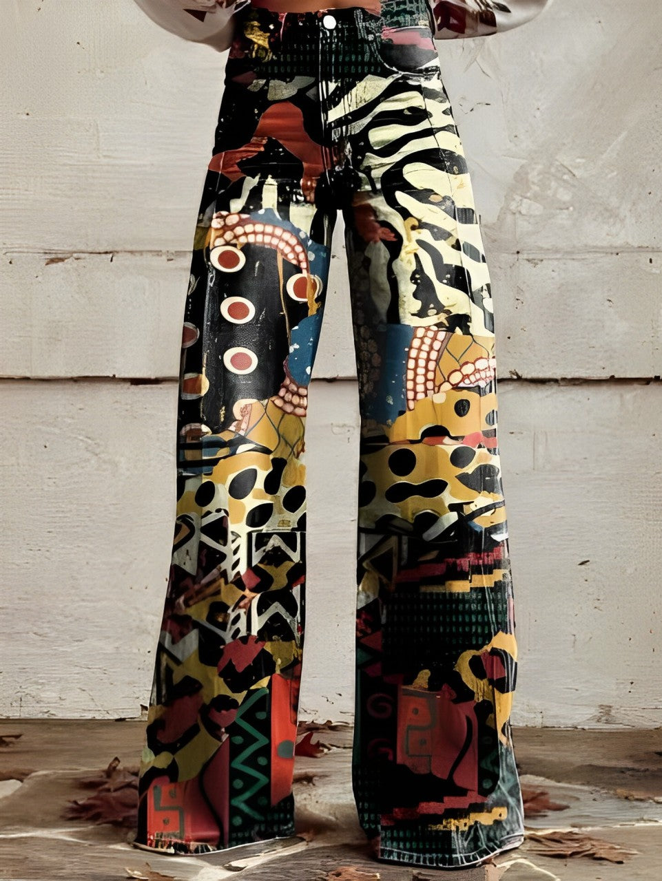 Bunte, gemusterte Schlaghose mit abstraktem Design, ideal für trendige Streetwear. Perfekt für modische Outfits und individuelle Styles.