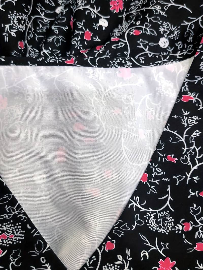 Schwarzer Stoff mit weißem und rosa Blumenmuster, detailreich und elegant. Ideal für Mode, Nähen und kreative Projekte. Hochwertige Textilien.