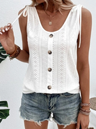 Damen Sommer-Top aus weißer Spitze mit Knopfleiste, ärmellos, kombiniert mit lässigen Jeansshorts. Perfekt für modische Sommer-Outfits.