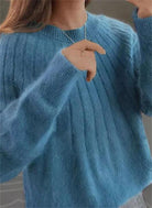 Damenpullover aus weichem, blauem Strick mit geripptem Design. Perfekt für Herbstmode, gemütlich und stilvoll. Ideal für kühle Tage.