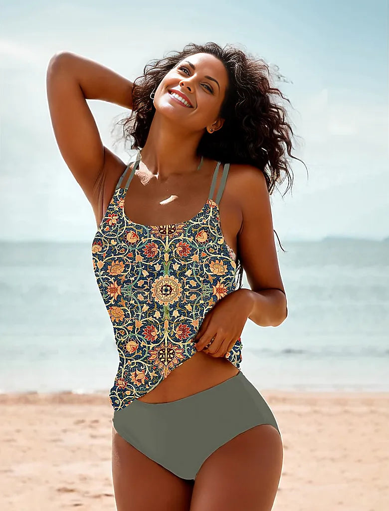 Frau im eleganten Tankini mit floralem Muster am Strand, lächelnd und entspannt. Perfekte Bademode für Sommer, Strandurlaub und Schwimmen.