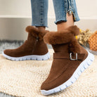 Damen-Winterstiefel aus braunem Wildleder mit Kunstfellfutter, Reißverschluss und Schnalle, kombiniert mit weißen Gummisohlen. Perfekt für kalte Tage.
