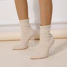 Beige Stiefeletten mit klarem Absatz, elegantes Design, ideal für modische Outfits. Perfekt für Damen, die stilvolle Schuhe suchen.