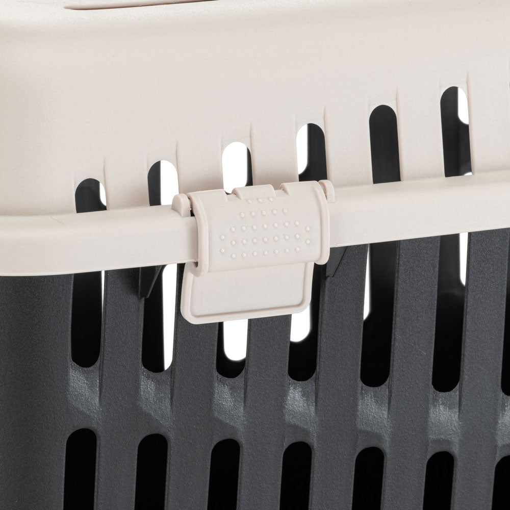 Transportbox für Haustiere, robust und sicher, mit Belüftungsschlitzen und stabilem Verschluss. Ideal für Reisen mit Hund oder Katze.